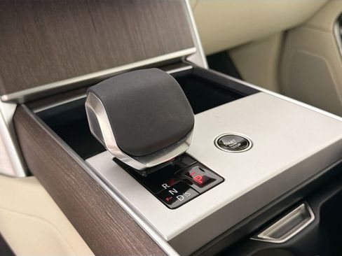 Certified 2025 Land Rover Range Rover SE image 18