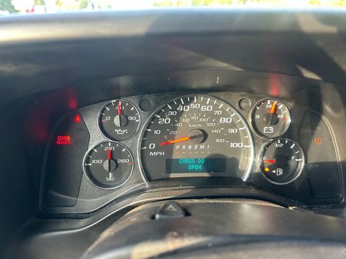 Used 2017 Chevrolet Express 2500 image 22