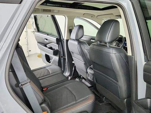 Used 2024 Nissan Pathfinder Platinum w/ Black Appearance Package AWD/4WD image 27