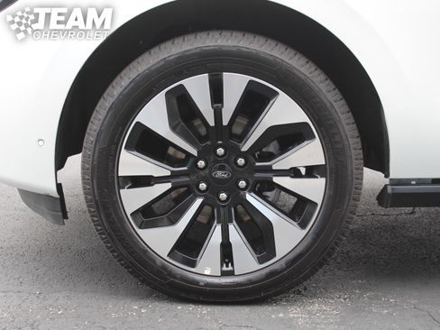 Used 2025 Ford Expedition Platinum w/ Driver's Package AWD/4WD image 37