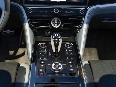 Used 2025 Bentley Flying Spur Plug-In Hybrid image 42