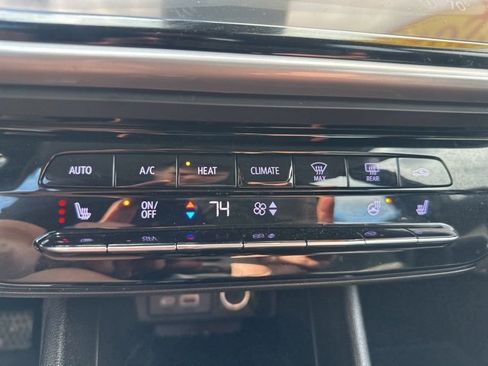 Used 2022 Chevrolet Bolt EUV LT w/ Comfort Package image 17