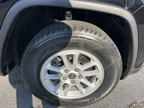 Used 2019 Jeep Grand Cherokee Laredo image 13