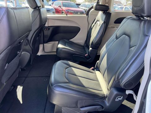 Used 2024 Chrysler Pacifica Touring-L image 11