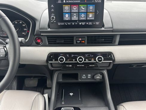 Used 2025 Honda Pilot Touring image 3