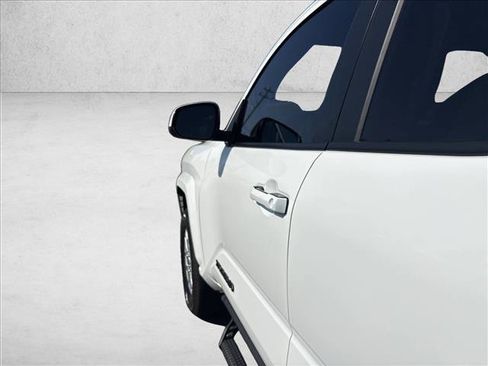 Certified 2025 Toyota Tacoma SR5 AWD/4WD image 30