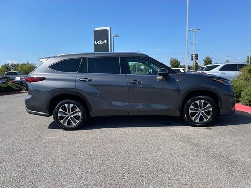 Used 2021 Toyota Highlander XLE FWD image 9