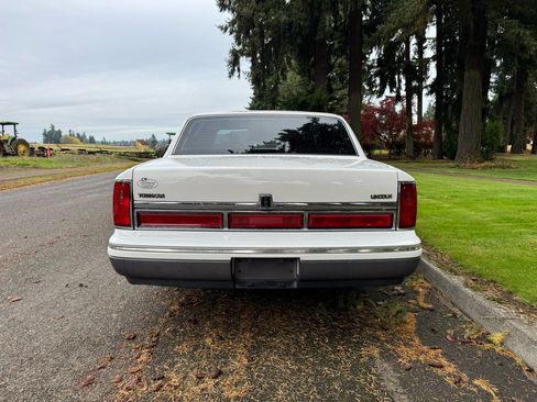 Used 1996 Lincoln Town Car Signature image 4