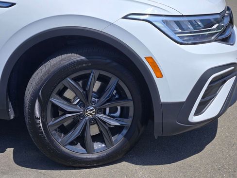 Used 2024 Volkswagen Tiguan SE w/ Panoramic Sunroof Package AWD/4WD image 9