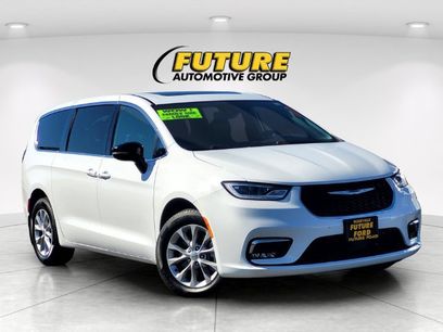 Used 2025 Chrysler Pacifica Select