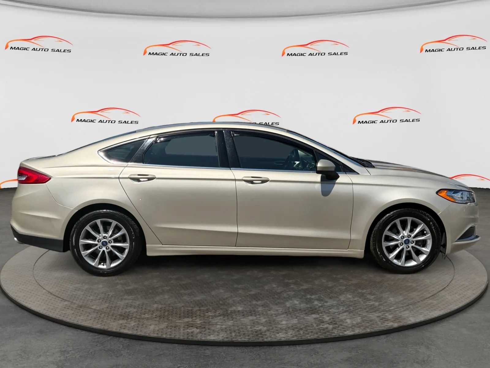 Used 2017 Ford Fusion SE w/ Fusion SE Technology Package FWD image 6