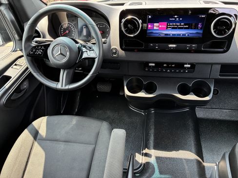 Used 2025 Mercedes-Benz Sprinter 2500 image 20