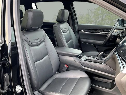 Used 2025 Cadillac XT6 Premium Luxury image 7