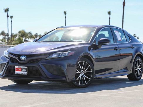 Certified 2022 Toyota Camry SE w/ Cold Weather Package image 1