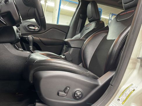 Used 2019 Jeep Cherokee Trailhawk image 18