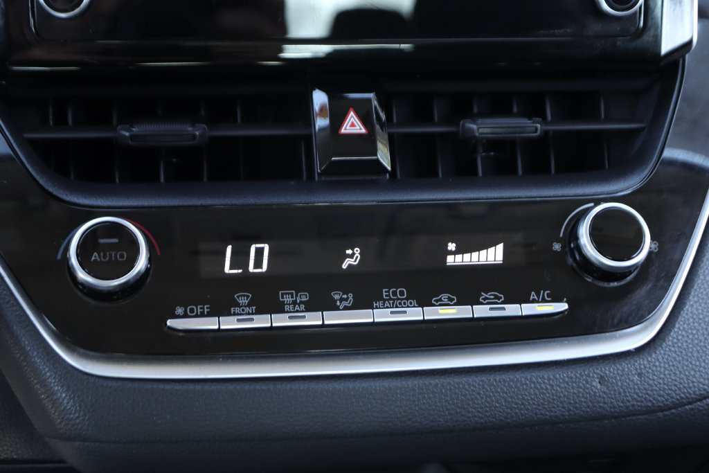 Used 2020 Toyota Corolla LE w/ Carpet Mat Package (TMS) FWD image 28
