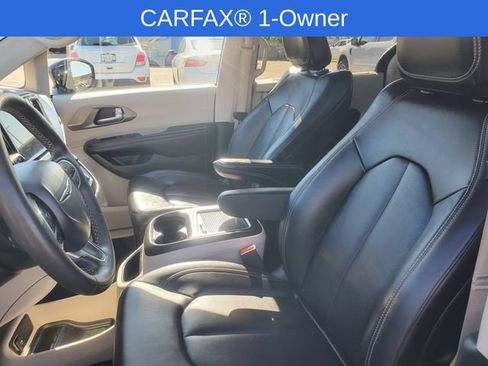 Used 2024 Chrysler Pacifica Touring-L FWD image 8