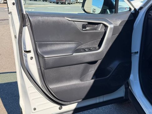 Used 2021 Toyota RAV4 LE AWD/4WD image 22