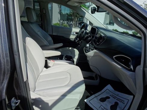Used 2017 Chrysler Pacifica Premium image 17