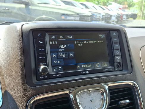 Used 2014 Chrysler Town & Country Touring image 18