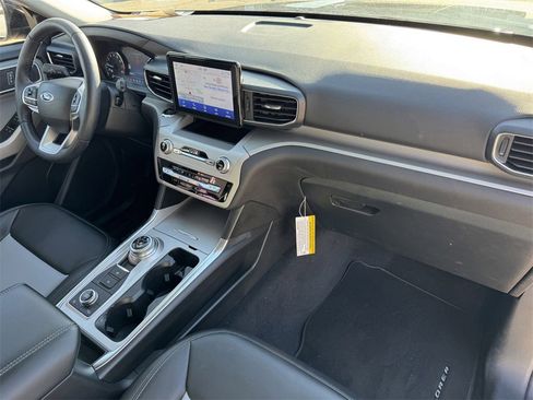 Used 2022 Ford Explorer XLT w/ Equipment Group 202A image 5