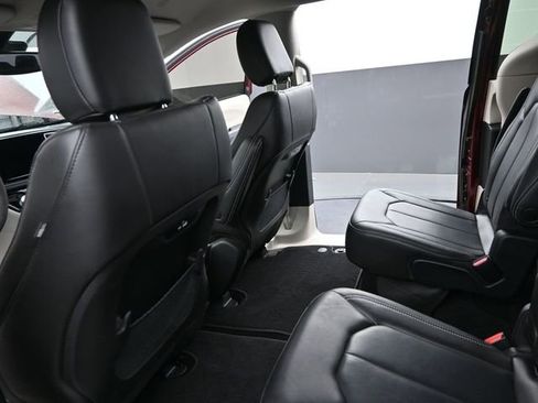 Used 2023 Chrysler Pacifica Touring-L AWD/4WD image 15