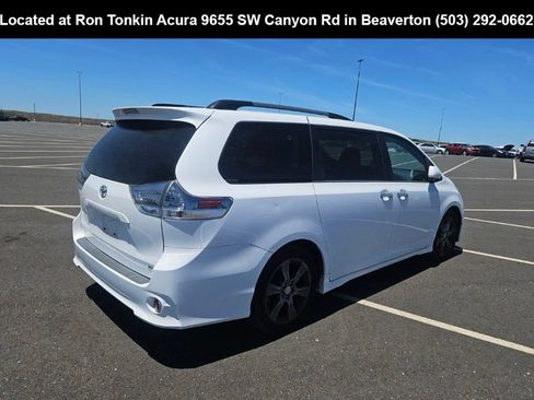 Used 2015 Toyota Sienna SE FWD image 4