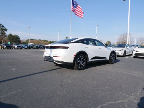 Used 2026 Toyota Crown XLE image 4