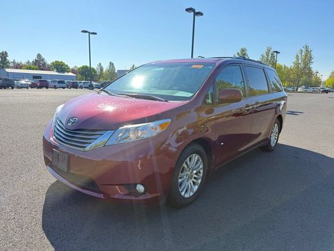 Used 2016 Toyota Sienna XLE w/ XLE Navigation Package FWD image 3