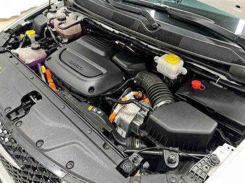 Used 2024 Chrysler Pacifica Limited FWD image 30