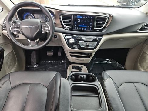 Used 2017 Chrysler Pacifica Touring-L FWD image 21