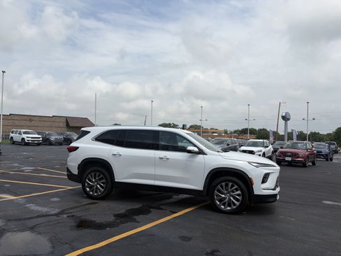 Used 2025 Buick Enclave Preferred FWD image 3