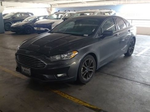 Used 2019 Ford Fusion SE w/ Equipment Group 151A FWD image 4