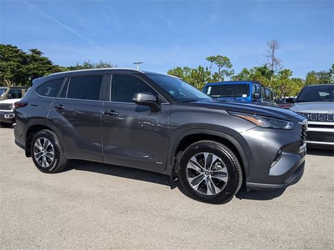 Used 2025 Toyota Highlander XLE image 2