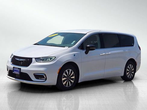 Used 2024 Chrysler Pacifica Limited FWD image 8