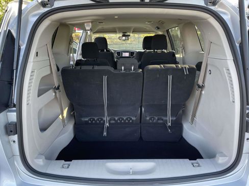 Used 2024 Chrysler Voyager LX image 9