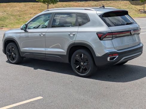 New 2026 Volkswagen Taos SE FWD image 6