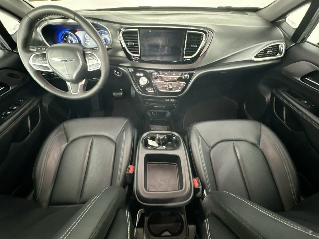Used 2025 Chrysler Pacifica Select FWD image 10