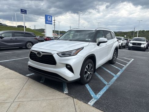 Used 2023 Toyota Highlander XLE AWD/4WD image 1