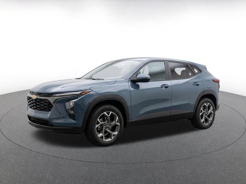 Used 2025 Chevrolet Trax LT FWD image 3