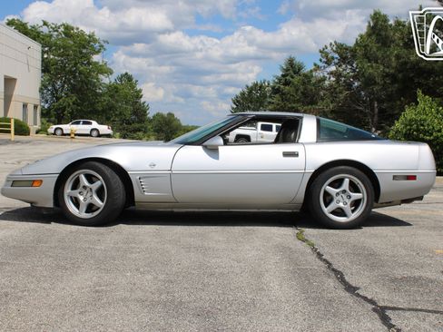 Used 1996 Chevrolet Corvette Coupe RWD image 36