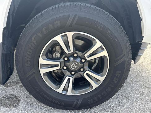 Used 2017 Toyota Tacoma TRD Off-Road image 41