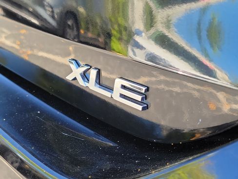 Certified 2024 Toyota Highlander XLE image 10