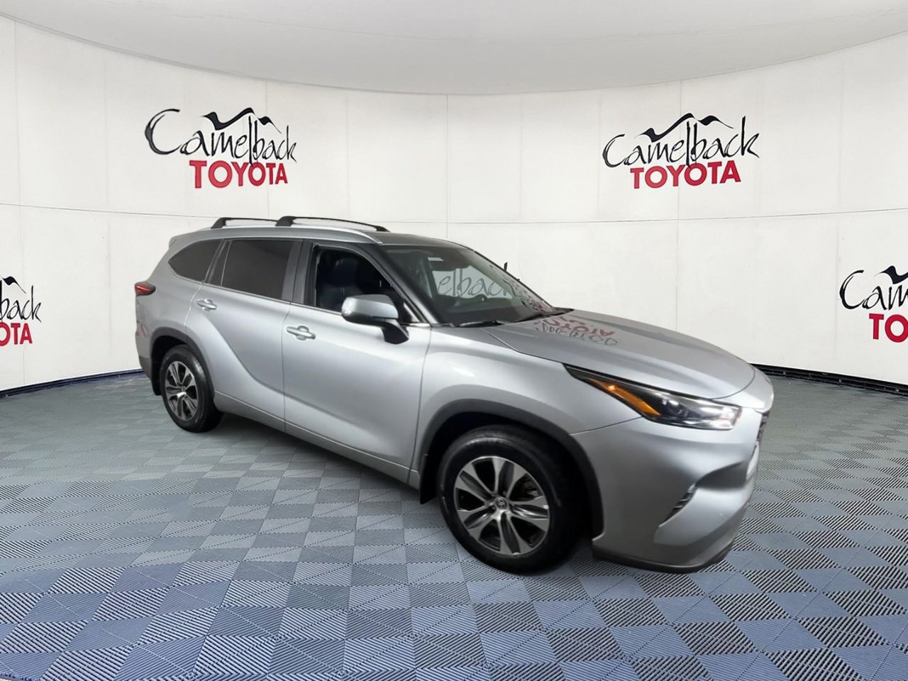 Used 2024 Toyota Highlander XLE FWD image 2
