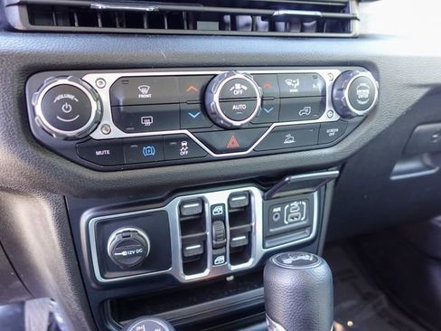 Used 2024 Jeep Wrangler Unlimited AWD/4WD image 18