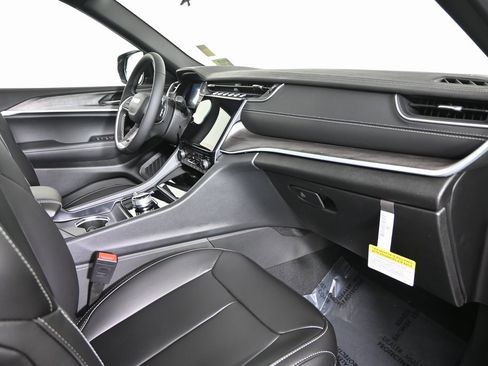 New 2025 Jeep Grand Cherokee Limited w/ Trailer Tow Package image 15