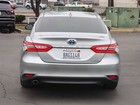 Used 2018 Toyota Camry XLE image 3