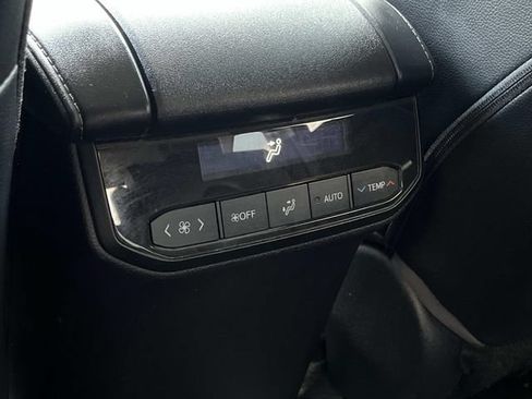 Used 2023 Toyota Highlander XLE AWD/4WD image 19
