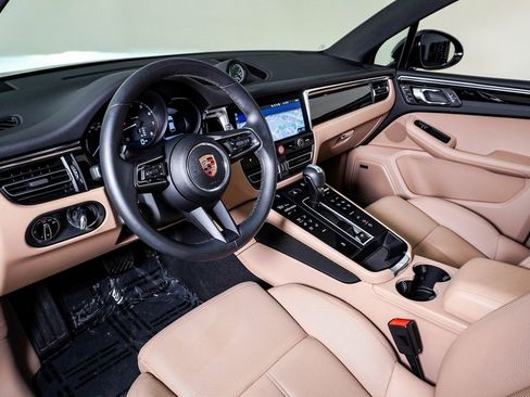 Certified 2025 Porsche Macan image 4
