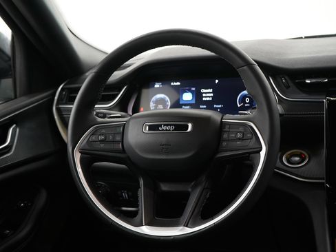 Used 2023 Jeep Grand Cherokee L Laredo image 16